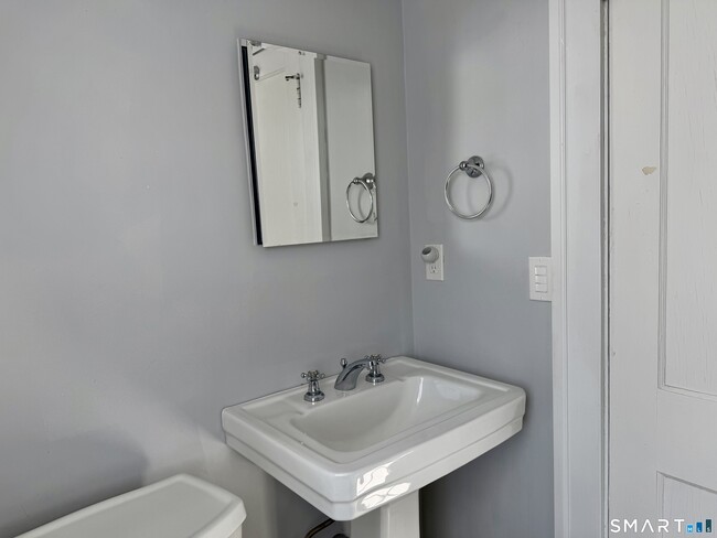 Building Photo - 43 Neck Rd