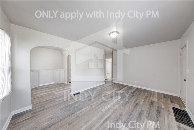 Building Photo - 1326 N Gladstone Ave