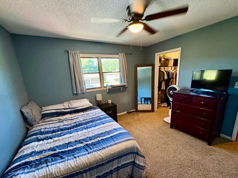 Master room - 2916 Youngdale Ave