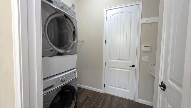 Building Photo - FOR RENT 4 BEDROOM 3 BATHROOM HOME