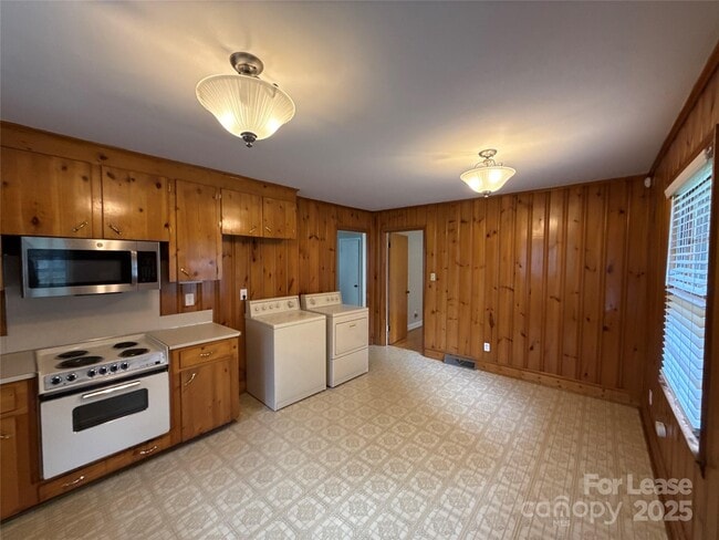 Building Photo - 1521 Woodhill Ln