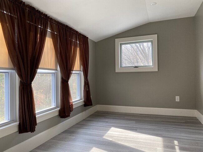 Building Photo - 33 Maple St