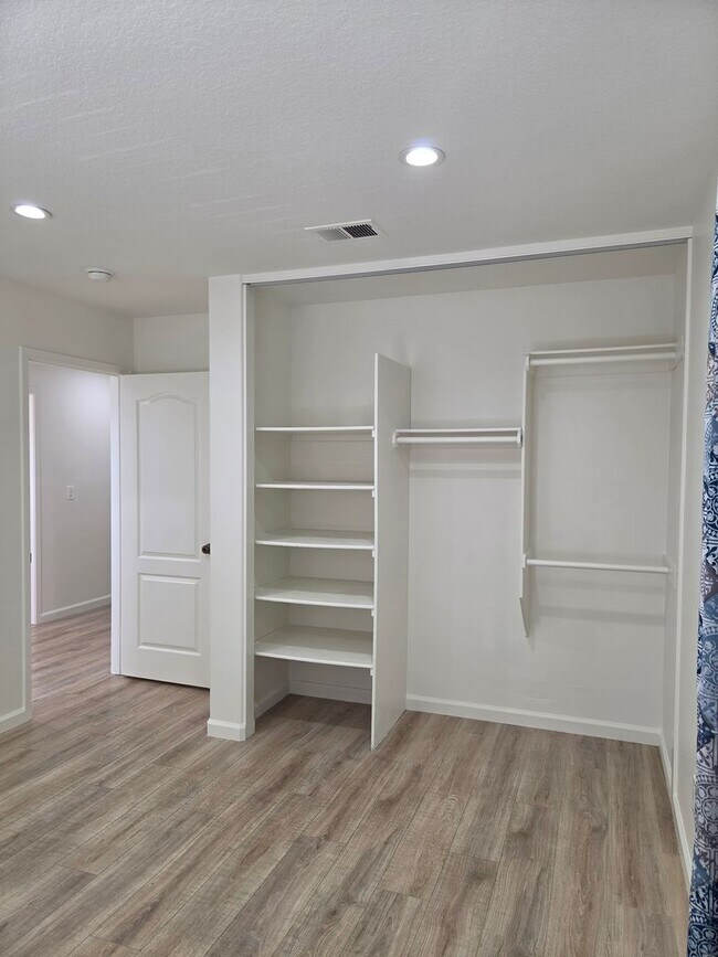 Building Photo - TOWNHOUSE-STYLE 3 BR + 2 1/2 BA UNIT IN CANYON COUNTRY AVAILABLE NOW
