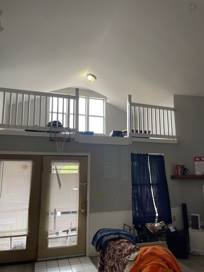 Building Photo - OSU North Campus 5 bedroom 2 bath apartment