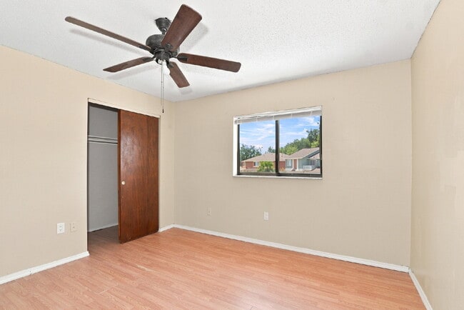 Building Photo - "Charming Kissimmee Retreat: Spacious 2-Bed Oasis with Modern Comforts!"