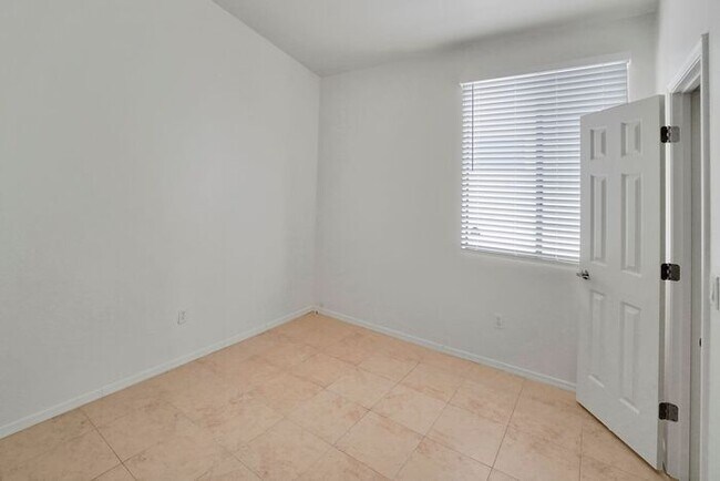 Building Photo - Gorgeous 3 Bedroom 2 Bath Home in Rita Ranch