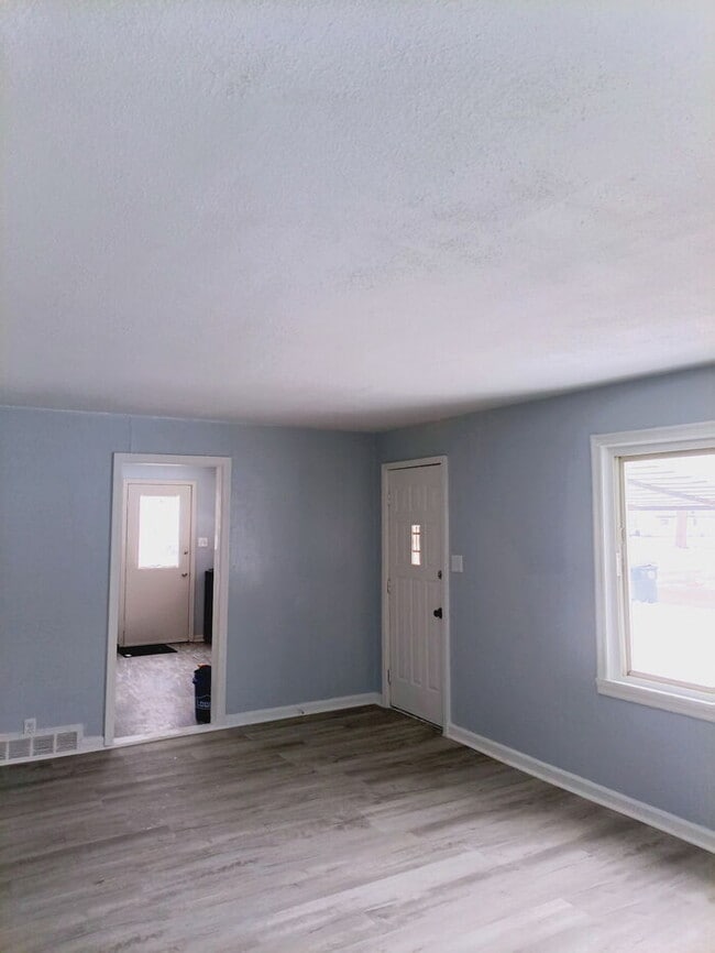 Building Photo - Fully Renovated 2 Bed | Fresh, Clean, Move-In Ready