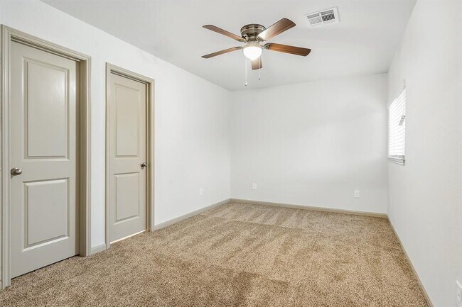 Building Photo - 910 Shady Ln