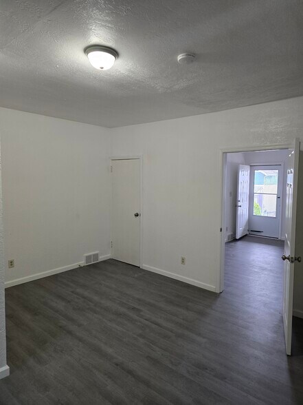 Living room looking at bedroom and door to the basement - 1508 Woodmont Ave