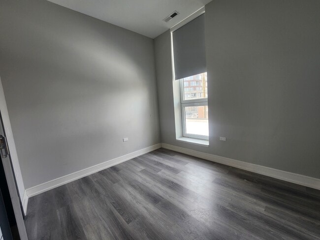 Building Photo - 2406 W Armitage Ave