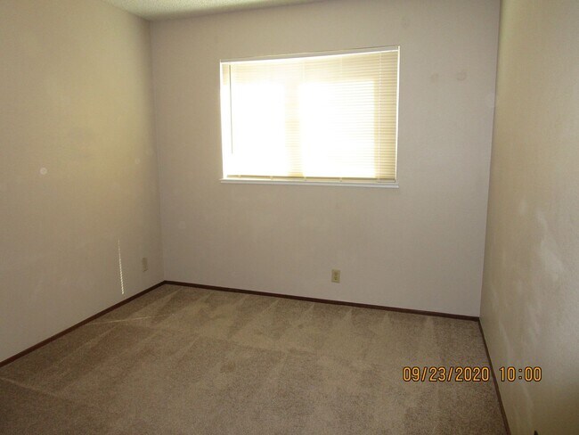 Building Photo - Nice Floorplan, Cute Yards - 4 Bedroom/2 B...
