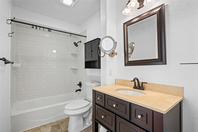 Building Photo - 1504 Bridgeway Dr
