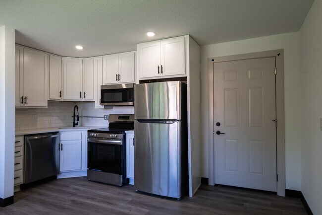 Building Photo - $1,450 / 2br - 560ft2 - RENOVATED 2BD, 1BA...