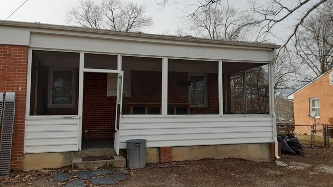 Building Photo - 2213 Mendota Dr