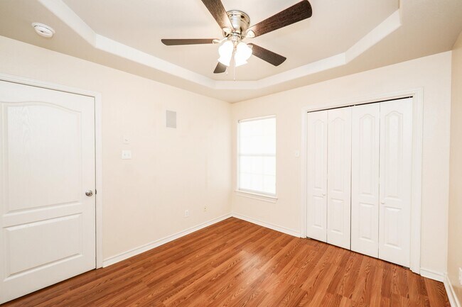 Building Photo - 1000 Ranchway Dr