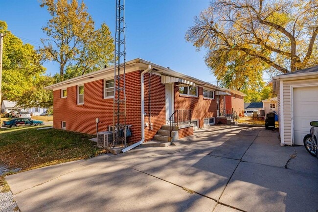 Building Photo - 375 S 44th St