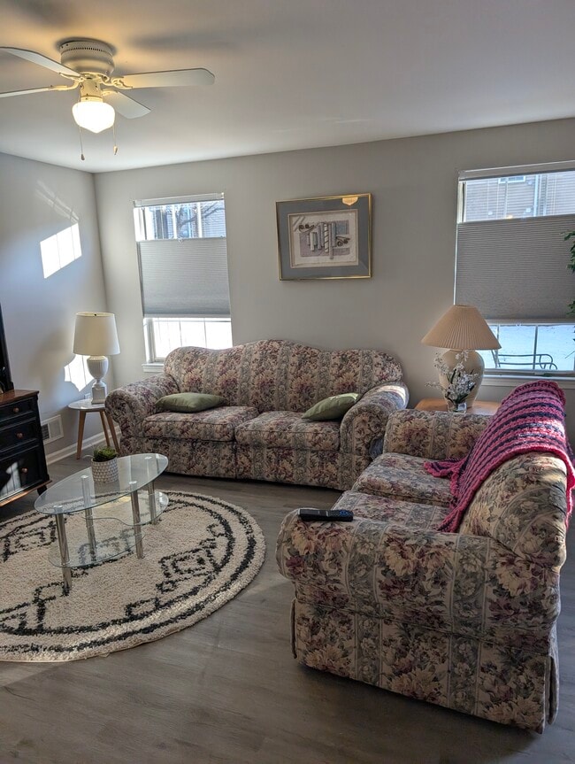 Building Photo - 38 River Bank Dr