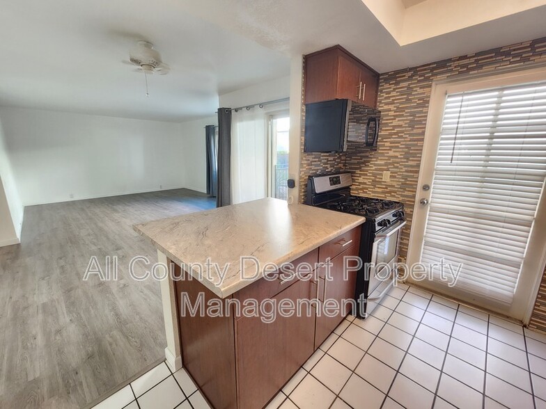 Building Photo - 400 N Sunrise Way