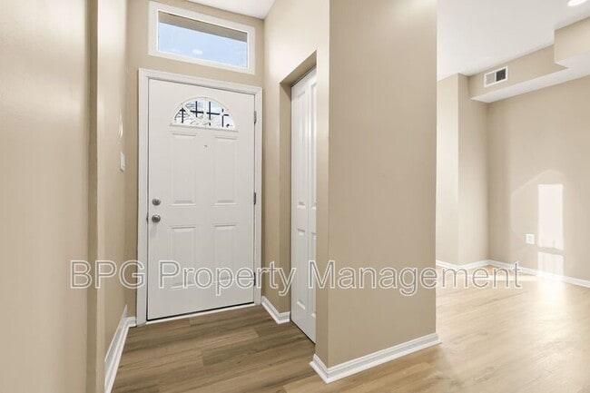 Building Photo - 1033 5th St NE