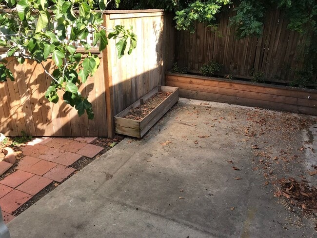 Building Photo - Charming 2-Bed, 1-Bath Apartment with Priv...
