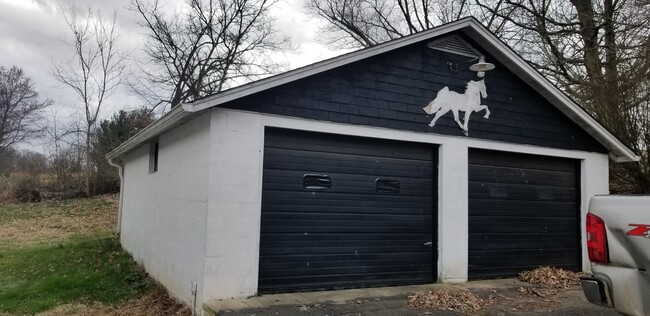 Building Photo - 2 Bedroom 2 Bath 2 Car Garage