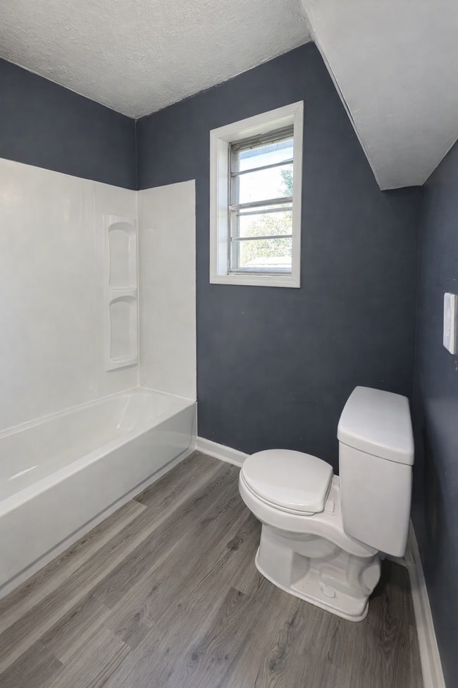 Building Photo - 547 Holly Dr