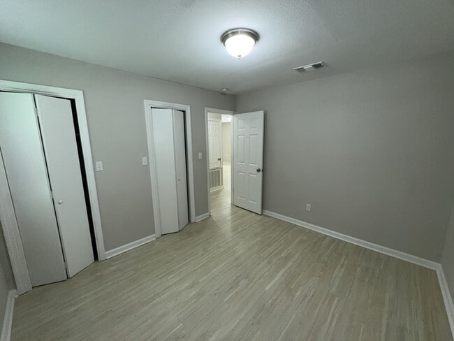 Building Photo - 4923-4923 Woodmont Dr