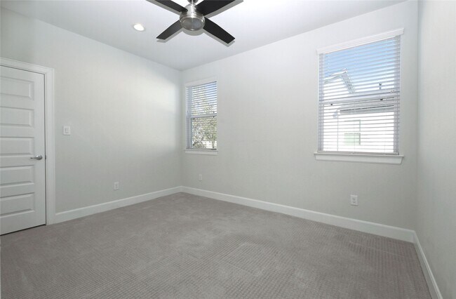 Building Photo - 506 W Donovan St