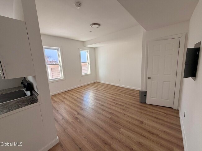 Building Photo - 8 Gardiner St