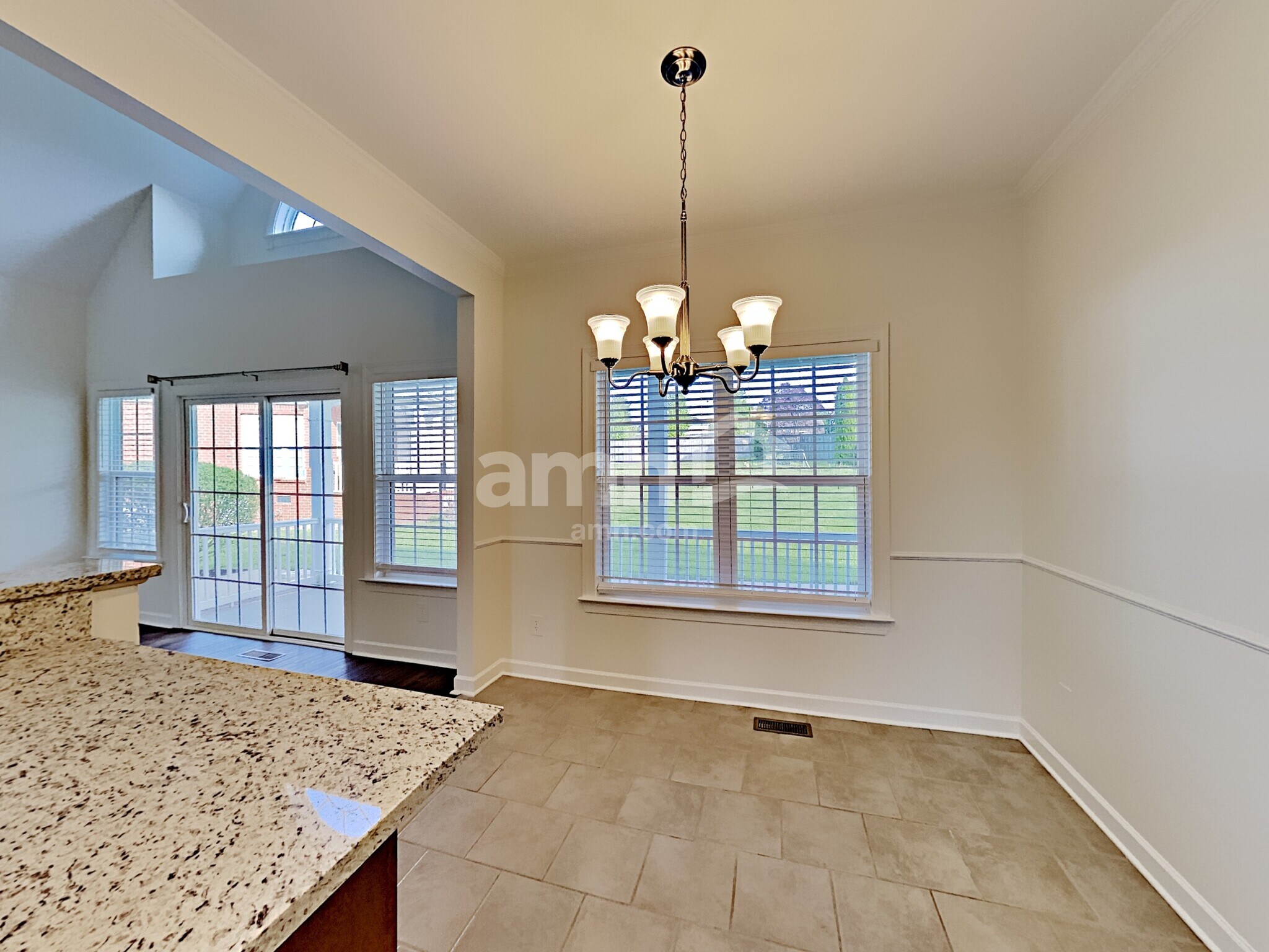 Building Photo - 563 Summit Way