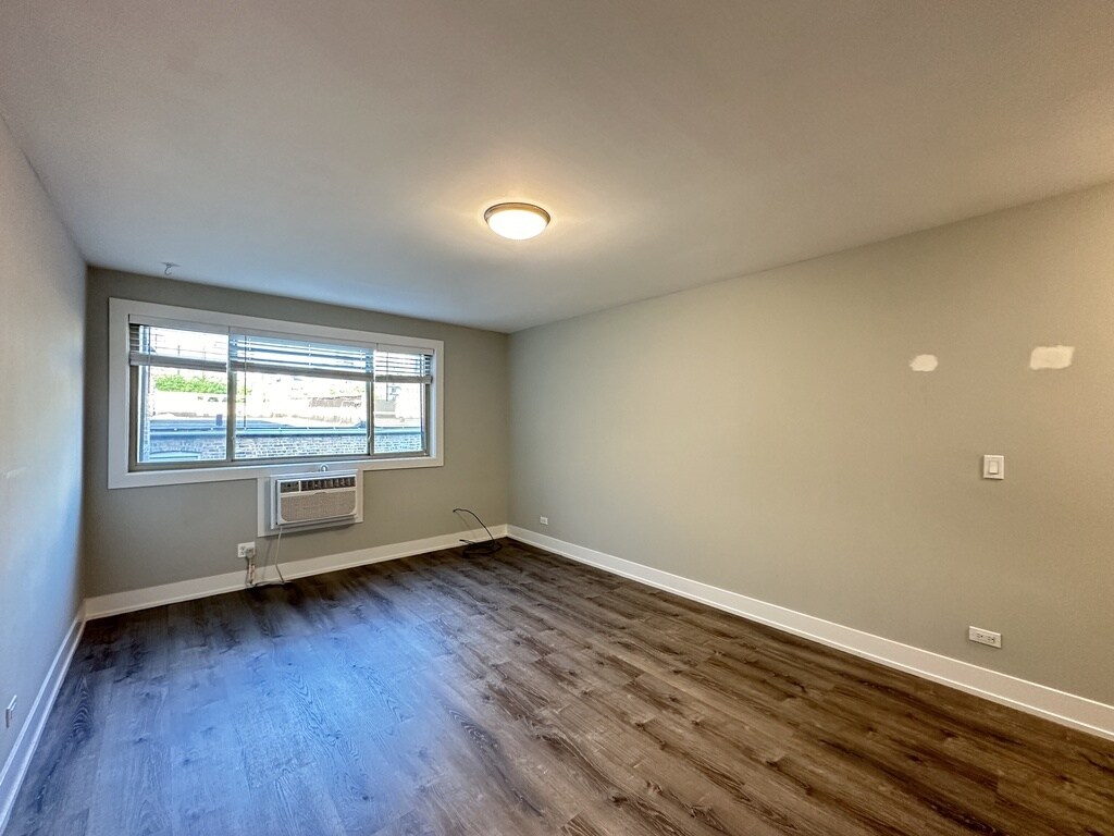 Building Photo - 533 W Surf St