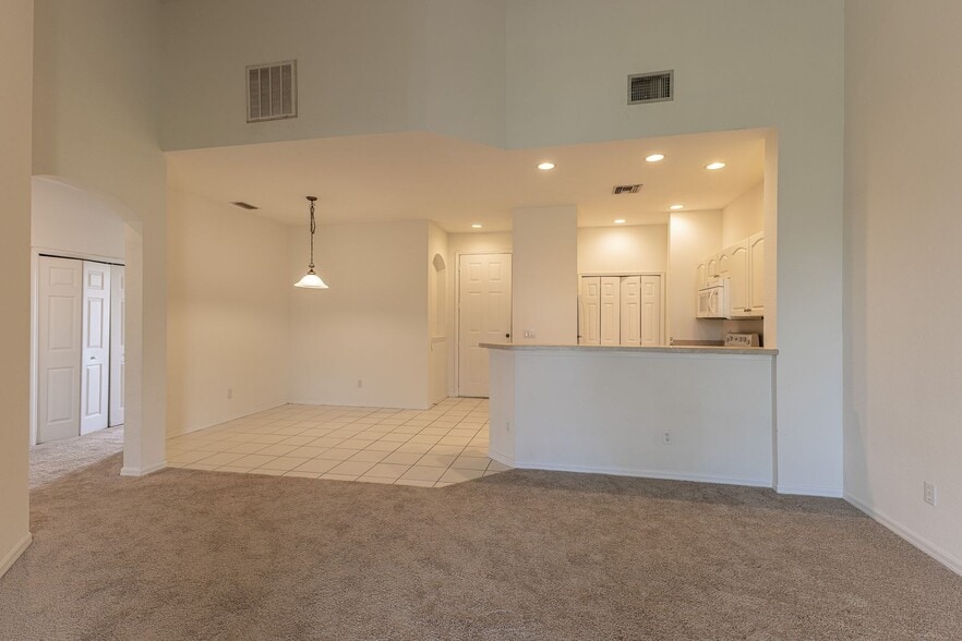 Building Photo - Spacious 3/2  in gated community off Colonial Blvd