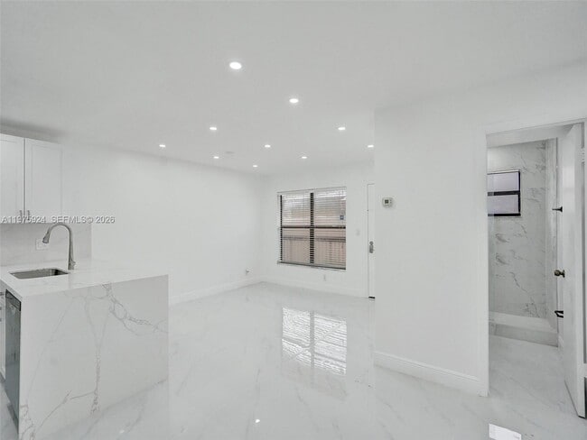 Building Photo - 10051 Winding Lake Rd