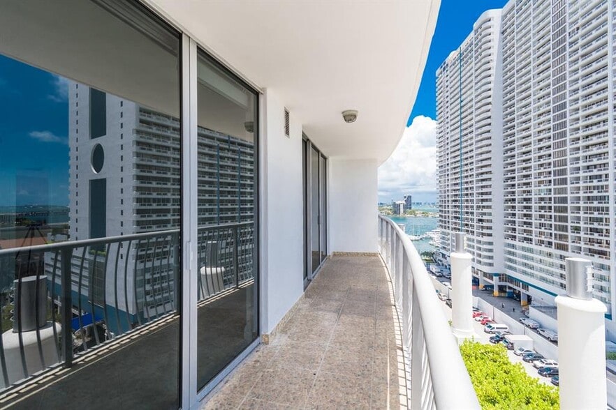 Building Photo - 1750 N Bayshore Dr