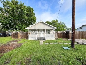 Building Photo - 404 Oak St