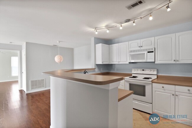 Building Photo - Bright, Freshly Updated 2BR/2BA Condo at T...
