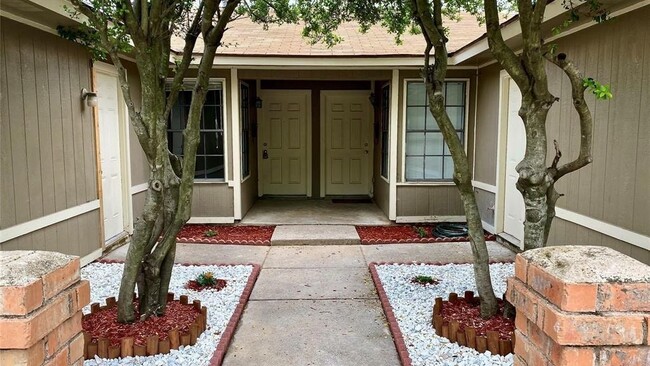 Building Photo - 2107 Mistletoe Ave