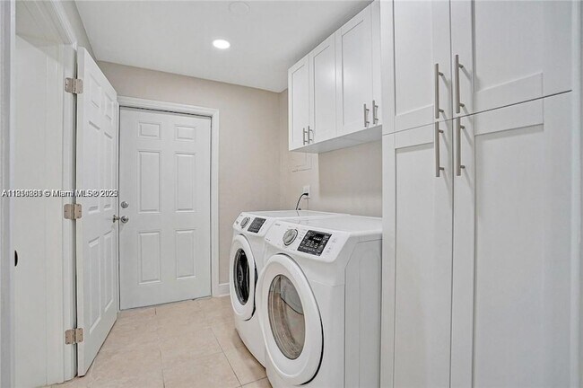 Building Photo - 9457 SW 52nd Ct