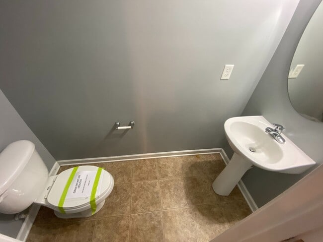 Building Photo - Beautiful Townhome located in the Cedar Mill Complex!