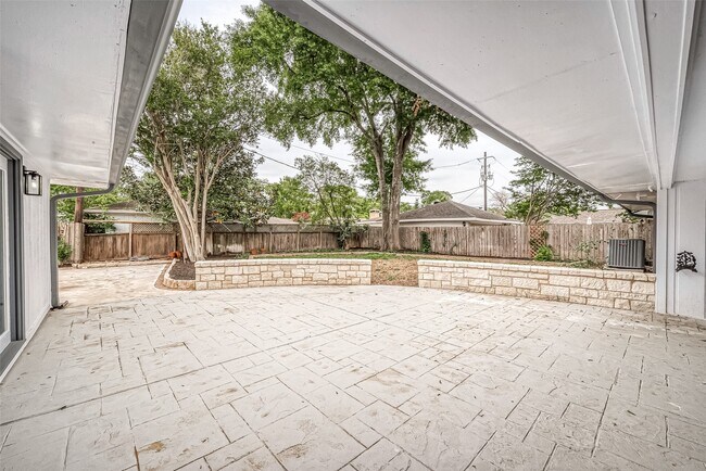 Building Photo - 6254 Locke Ln