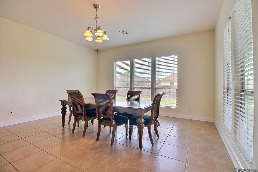 Building Photo - 20357 Chaumont Ave