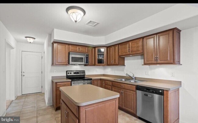 Building Photo - 10 Lenox Ct