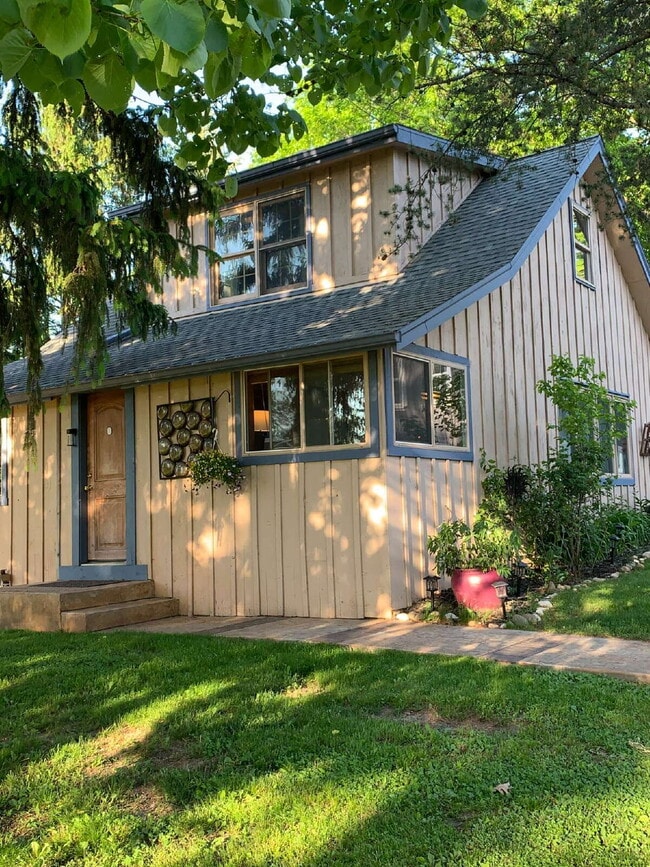 Building Photo - Quaint 2 bedroom, plus den, 1 bath on Okauchee Lake Appliances included: Microwave, Stove, Refrig...