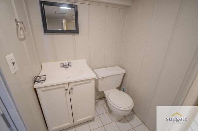 Building Photo - 3043 Pinewood Ave