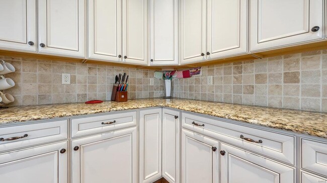 Building Photo - 303 Gateview Dr