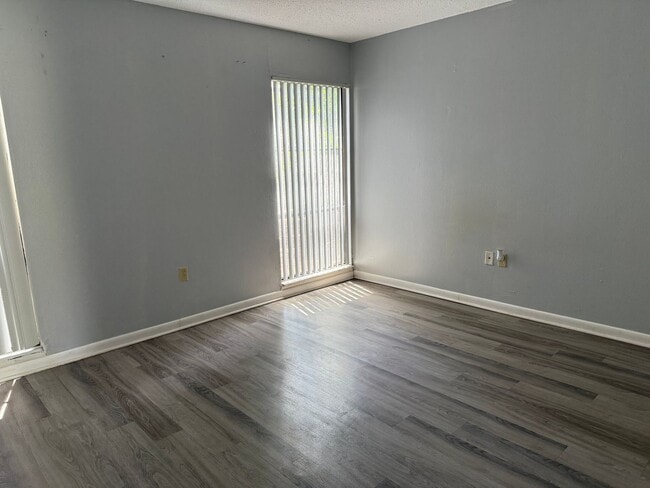 Building Photo - * MOVE IN SPECIAL * 1/2 OFF 2ND MONTH'S RENT!! Spacious 876 SF Unit - 2 bd / 1 ba near UF - Brand...