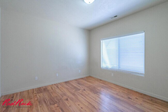 Building Photo - Fresh Carpet! Spacious 5-Bedroom Townhome
