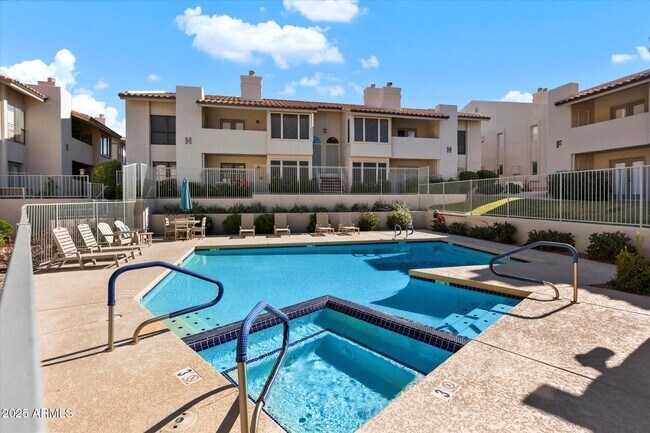 Building Photo - 1820 E Morten Ave