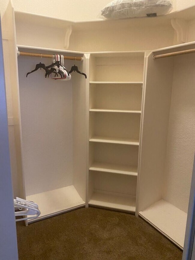 Building Photo - GREAT FURNISHED HOME WITH SIDE PARKING!