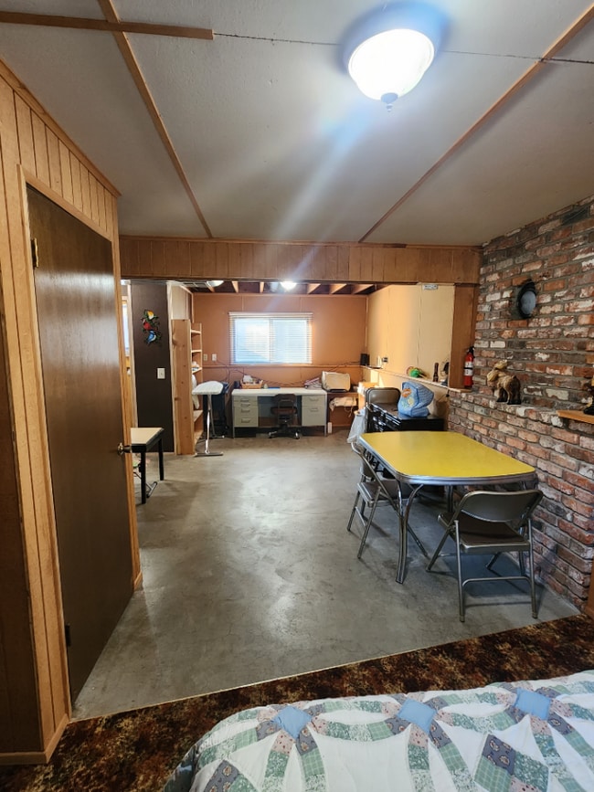 Building Photo - Furnished 3BR, 1.5BTH Centrally Located in...